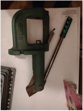 Vengo prensa RCBS sin el dosificador por pérdida en mudanza, también dies cal338 lee. Recortador de vainas 00