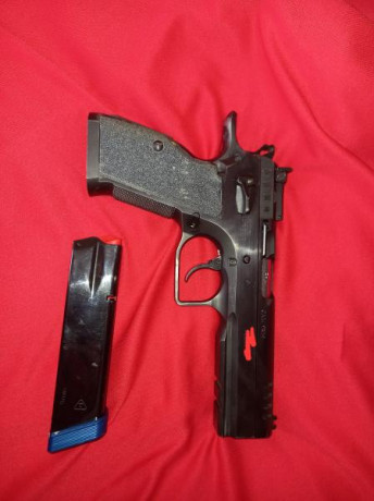 Vendo tanfoglio stock III pasada a extreme.  Lleva unos 8000 tiros. 5 cargadores con tapa atmanov, recambios 01