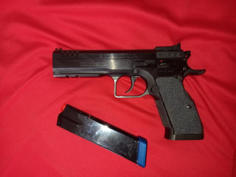 Vendo tanfoglio stock III pasada a extreme.  Lleva unos 8000 tiros. 5 cargadores con tapa atmanov, recambios 00