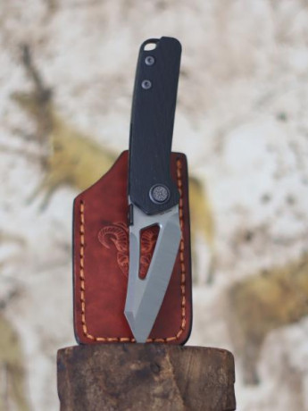 En venta navaja de gama alta de la Marca Cavol.La empuñadura es de fibra de carbono y la hoja es de acero 01