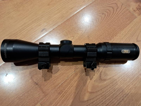 Se vende tasco titan 1,5-6x 42 en muy buen estado. Solo un pequeño arañazo que se ve en las fotos. Con 02