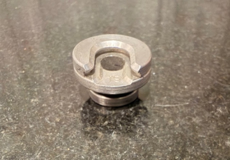 Hola compañeros.

Llevo tiempo buscando una herramienta para quitar pistones de tipo Berdan. 

He intentado 12