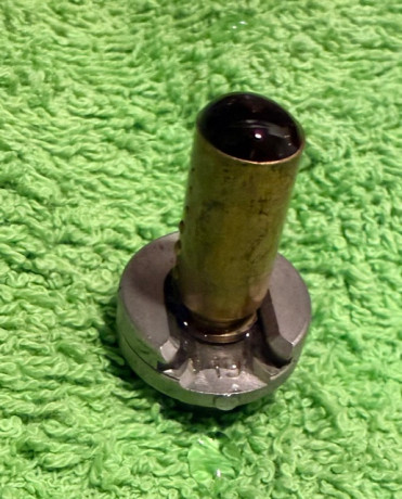 Hola compañeros.

Llevo tiempo buscando una herramienta para quitar pistones de tipo Berdan. 

He intentado 21