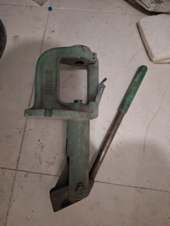 Vengo prensa RCBS sin el dosificador por pérdida en mudanza, también dies cal338 lee. Recortador de vainas 10