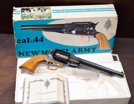 Se vende un revolver Santa Barbara NEW MODEL ARMY, nuevo a estrenar en su embalaje original.

EL REVOLVER 01