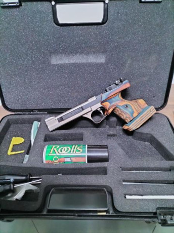 Se vende pistola Feinwerkbau aw93 en perfectas condiciones , poco uso , tiene la posiblidad de dos empuñaduras 00