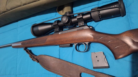 Se pone a la venta esta carabina del calibre 17 hmr. Se trata de una Ceska 457 Lux equipada con unas monturas 10