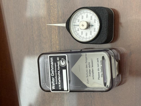 Se  ofrece un magnifico pesagatillos de precisión mecánico marva Walther Gehmann que pesa presiones de 00