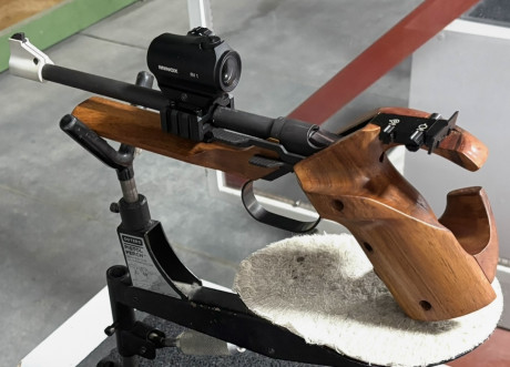 Se ofrece una magnífica pistola Hammerli 150 cal 22Lr prácticamente nueva, prácticamente sin uso, estuche 61