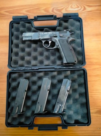 Un amigo pone en venta su  CZ 75 .

Es del primer modelo, de las que se fabricaron con un acero extraordinario 01