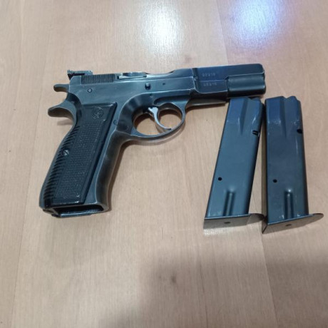 Un amigo pone en venta su  CZ 75 .

Es del primer modelo, de las que se fabricaron con un acero extraordinario 00