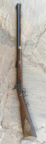 THOMSON CENTER HAWKEN CALIBRE .45
CAÑÓN PAVÓN. HERRAJES DE LATÓN Y MADERAS AL ACEITE. 
GUIADO EN “AE”.
FABRICADO 02