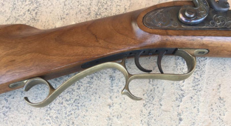 THOMSON CENTER HAWKEN CALIBRE .45
CAÑÓN PAVÓN. HERRAJES DE LATÓN Y MADERAS AL ACEITE. 
GUIADO EN “AE”.
FABRICADO 00