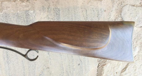 THOMSON CENTER HAWKEN CALIBRE .45
CAÑÓN PAVÓN. HERRAJES DE LATÓN Y MADERAS AL ACEITE. 
GUIADO EN “AE”.
FABRICADO 12