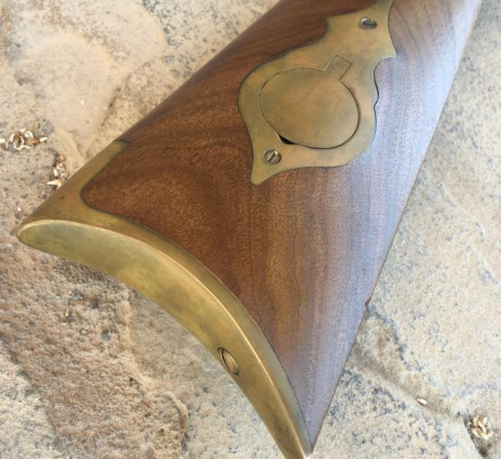 THOMSON CENTER HAWKEN CALIBRE .45
CAÑÓN PAVÓN. HERRAJES DE LATÓN Y MADERAS AL ACEITE. 
GUIADO EN “AE”.
FABRICADO 11