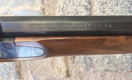 THOMSON CENTER HAWKEN CALIBRE .45
CAÑÓN PAVÓN. HERRAJES DE LATÓN Y MADERAS AL ACEITE. 
GUIADO EN “AE”.
FABRICADO 10