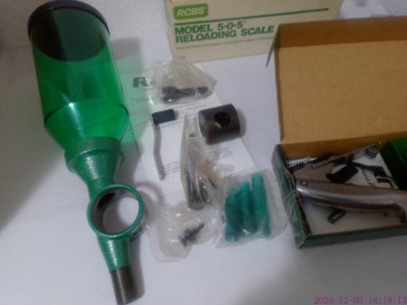 Se vende lote para recarga de la prestigiosa marca americana RCBS, compuesto por balanza 5-0-5 una de 11