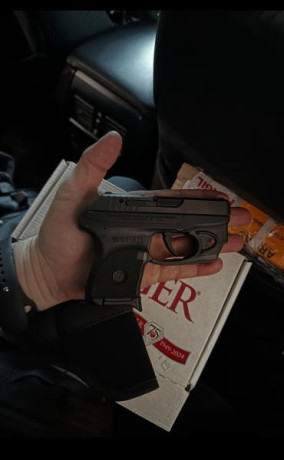 Se Vende preciosa pistola micro compacta, con factura de febrero de este año. No se ha disparado ni un 01