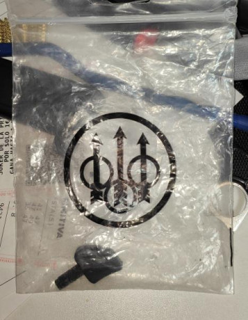 Vendo piezas de repuesto y accesorios para Beretta CX4 Storm, originales beretta. 

- Palanca de carga. 02