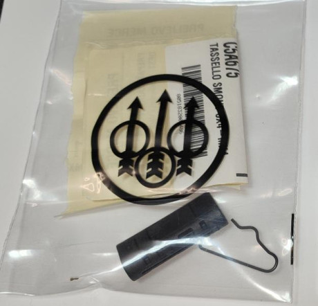 Vendo piezas de repuesto y accesorios para Beretta CX4 Storm, originales beretta. 

- Palanca de carga. 22