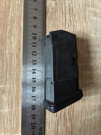 Aquí van fotos de un cargador Glock con capacidad para 2 cartuchos. Está hecho para que una carabina 9x19 01