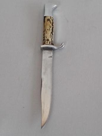 Vendo cuchillo de caza con perfil estilo Bowie.
La hoja tiene una forma larga con punta de clip bastante 02