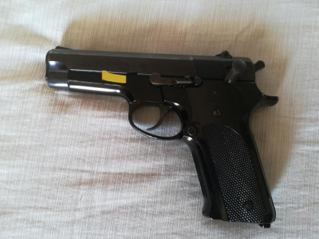 Vendo esta icónica arma: pistola semiautomática S&W 59, la primera de las Wonder Nine. Fue el primer 02