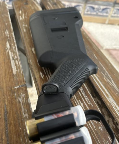 Escopeta corredera Mossberg 590A1. Calibre 12/70-76.
Nueva sin estrenar. 
Construcción Mil-Spec 3443E.
Cañón 12