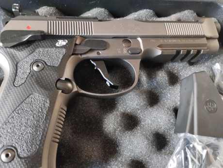 Pues eso, vendo una Beretta 92X PERFORMANCE DARK de Toni Sistem, 9mm, guiada en F. Tres cargadores y maletín 02