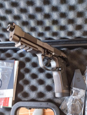 Pues eso, vendo una Beretta 92X PERFORMANCE DARK de Toni Sistem, 9mm, guiada en F. Tres cargadores y maletín 11