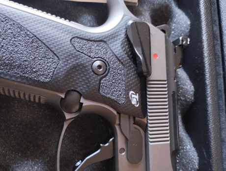 Pues eso, vendo una Beretta 92X PERFORMANCE DARK de Toni Sistem, 9mm, guiada en F. Tres cargadores y maletín 22