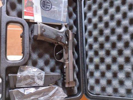 Pues eso, vendo una Beretta 92X PERFORMANCE DARK de Toni Sistem, 9mm, guiada en F. Tres cargadores y maletín 21