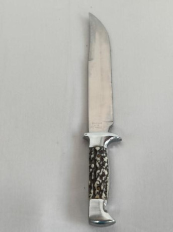 Antiguo cuchillo tipo de caza, de acero inoxidable, producido sobre los años 70 en Toledo.

La hoja es 02