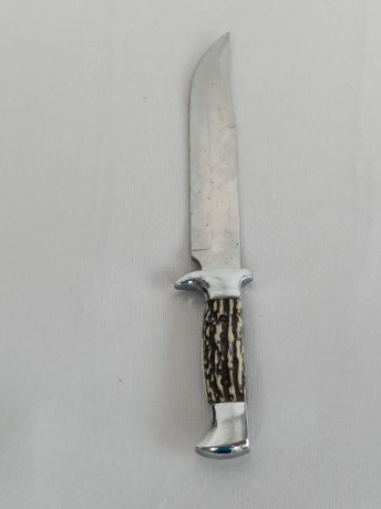 Antiguo cuchillo tipo de caza, de acero inoxidable, producido sobre los años 70 en Toledo.

La hoja es 01