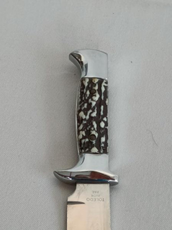 Antiguo cuchillo tipo de caza, de acero inoxidable, producido sobre los años 70 en Toledo.

La hoja es 00