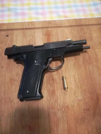 Vendo esta icónica arma: pistola semiautomática S&W 59, la primera de las Wonder Nine. Fue el primer 10