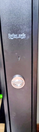 Se vende Rifle y armero.
Es el de 16,75”. 
Como  mucho a podido disparar unos 1000/1500 cartuchos y siempre 00