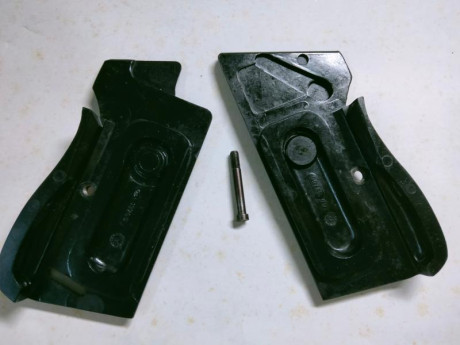 Hola a todos, vendo unas cachas de paquelita negra originales , con su tornillo y en muy buen estado para 01