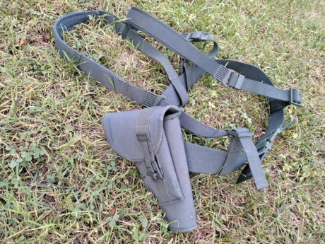 Hola a todos, pongo a la venta una funda con trinchas y cinturon de una Star BM de la Guardia Civil 

El 00