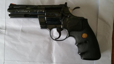 Hola, vendo este revolver COLT PHYTON, de cuatro pulgadas, cachas PACHMAYR, con muy poco uso, guiado en 02