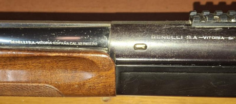 Escopeta semiautomática Benelli 121 SL cal. 12 / 70.
Cañón de 60 centimetros, con polichoques exteriores, 11