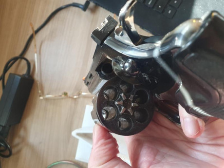 Hola, vendo este revolver COLT PHYTON, de cuatro pulgadas,calibre 357 Magnum, creo que solo se fabricó 00