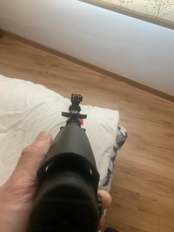  Carabina Semiautomática DERYA ZY9 B16: Calibre 9X19.  
Largo de cañón 41 cm; alza y punto de mira abatibles. 02