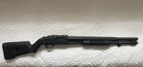 Escopeta corredera Mossberg 590. Calibre 12/70-76.
Nueva sin estrenar. 
Cañón cilíndrico 20" (51 00