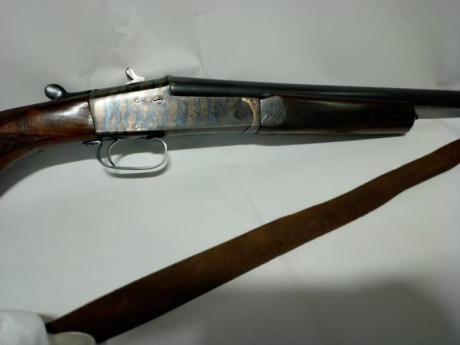 HOLA COMPAÑEROS.
Hace tiempo cayó en mis manos una escopeta monotiro antigua con unos dibujos muy curiosos, 01