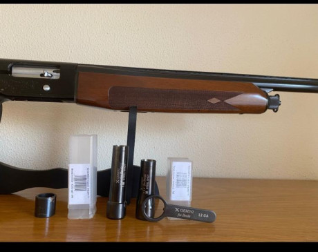 Escopeta semiautomática Breda con las siguientes características:


- Modelo Aries 2.

 - Calibre 12/70

- 02