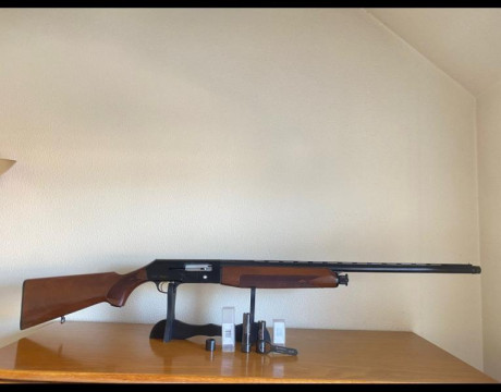 Escopeta semiautomática Breda con las siguientes características:


- Modelo Aries 2.

 - Calibre 12/70

- 01