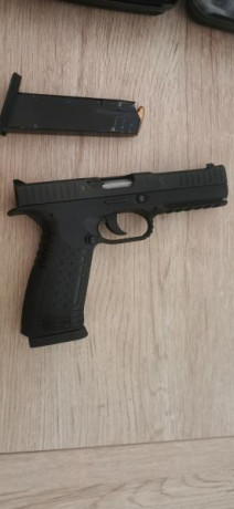 Se vende arma 9mm con 2 cargadores y su maletin buen arma y bien conservada precio 450 eu se encuentra 01