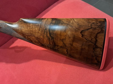 Se vende escopeta  gama alta,, 1900€
Estado de maderas y metales impoluta,,apertura automatica,, choques 00