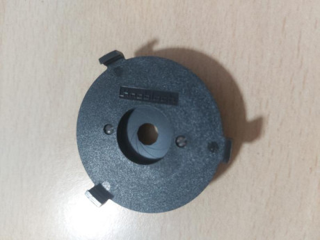 Vaciando el fondo de cajón me ha aparecido este diopter de 37mm para la gafa de tiro KNOBLOCH, nunca usado.
Se 01